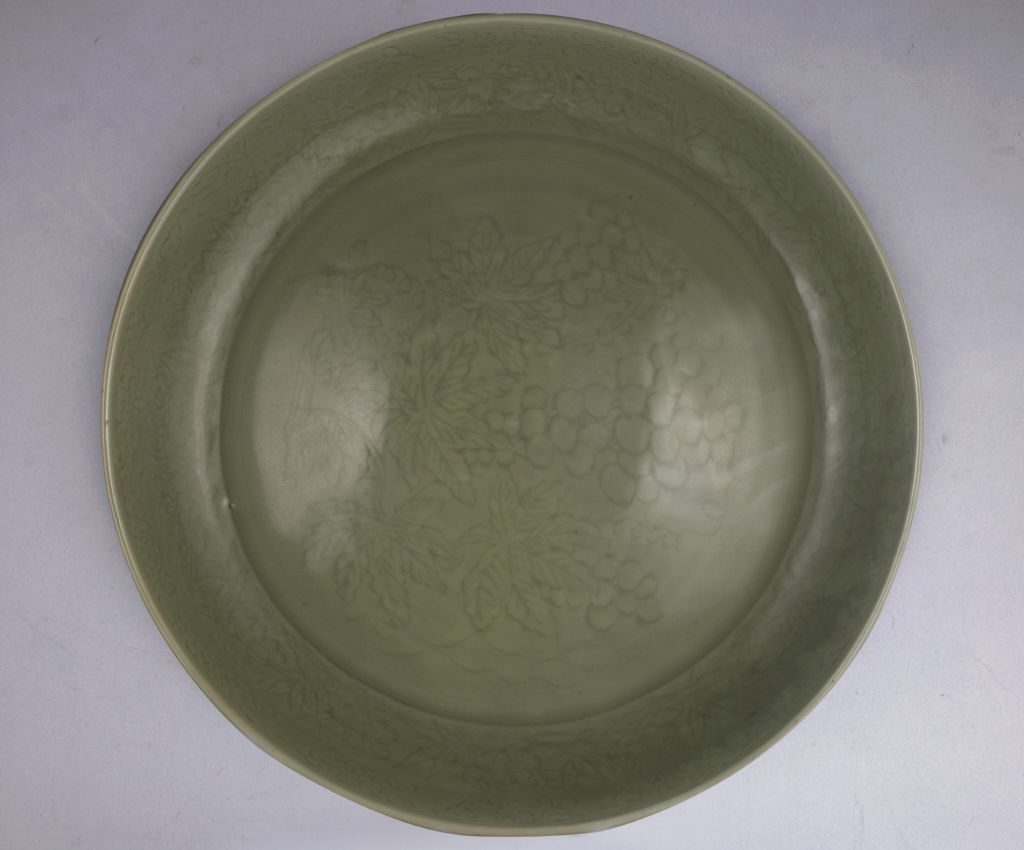 图片[2]-Longquan kiln large plate with blue glaze carved with grape pattern-China Archive